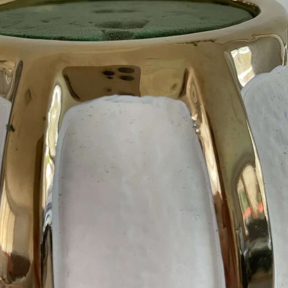 A beautiful textured ceramic flower vase - Picture 7 of 13